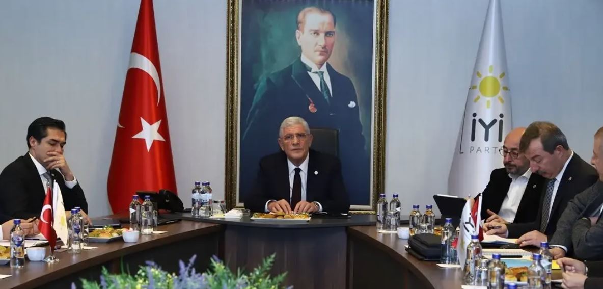 Müsavat Dervişoğlu A Takımını topladı