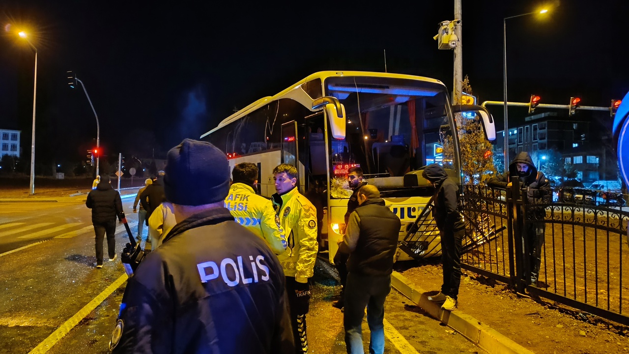 Bingöl'de Otobüs ve Taksi Çarpışması: Dört Kişi Yaralandı