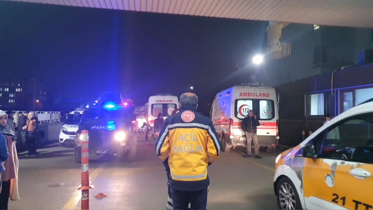 Diyarbakır'da Aileler Arasında Taşlı Sopalı Kavga: Dört Kişi Yaralandı