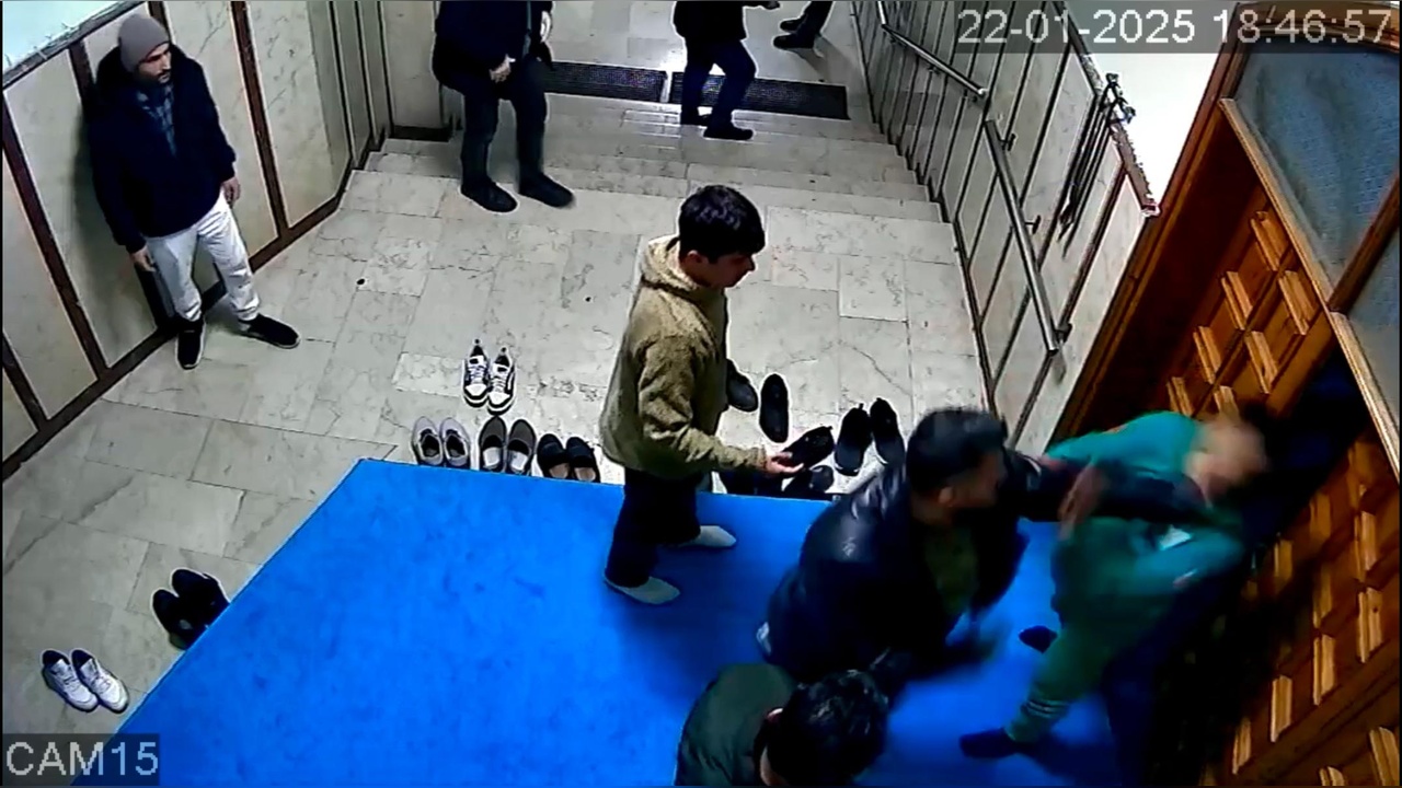 Dünya Şampiyonu Kick Bokscu ile Cami Görevlisi Arasında Şiddet Olayı