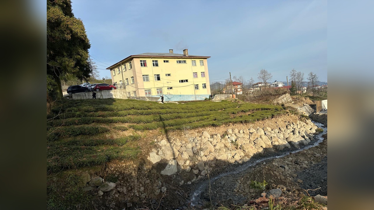 Rize'deki Okulda Çökmeler Nedeniyle Eğitime Ara Verildi