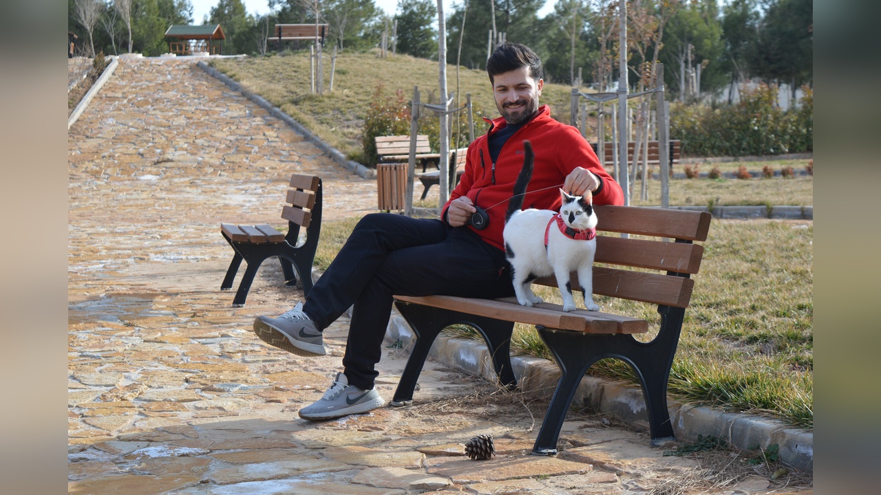 Mardinli İtfaiye Eri Depremden Kurtardığı Köpeğiyle Ayrılmıyor