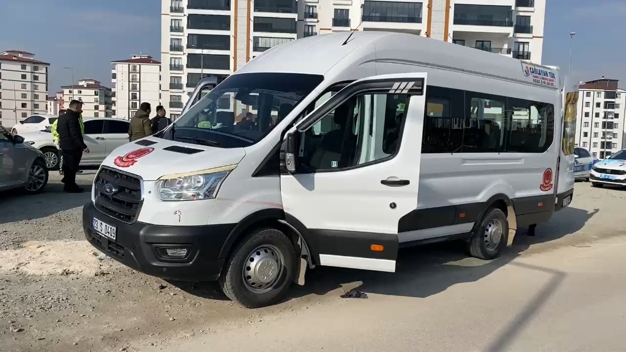 Ortaokul Öğrencisi Zeynep, Servis Minibüsü Kazasında Hayatını Kaybetti