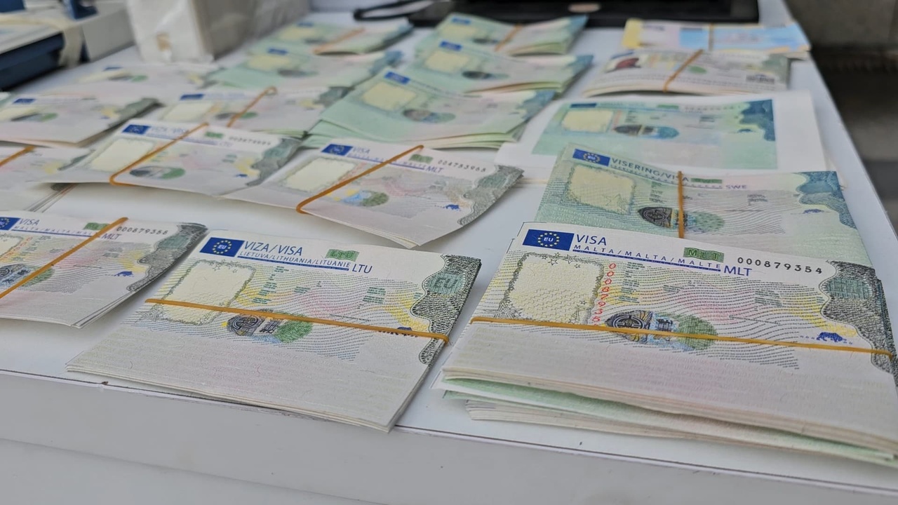 İstanbul'da Sahte Kimlik ve Pasaport Operasyonu: 5 Gözaltı