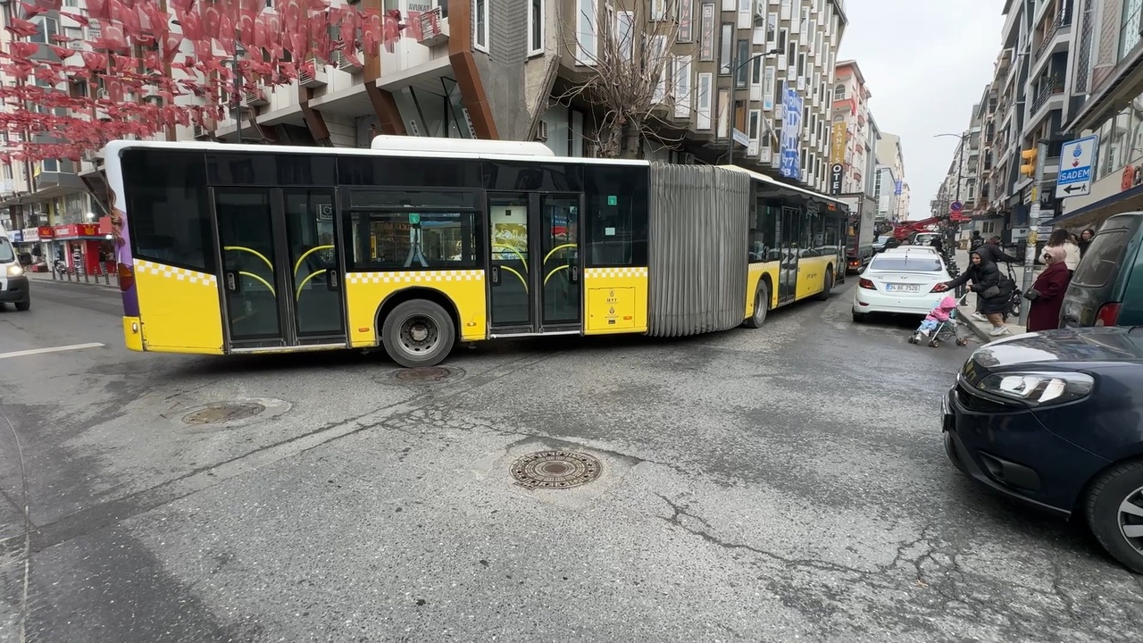 Avcılar'da Yol Kapatma Nedeniyle İETT Otobüsü Mahsur Kaldı