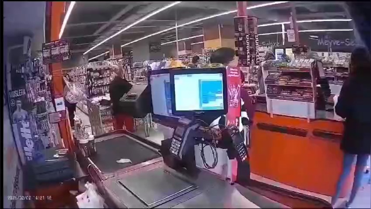 Esenyurt'ta İşten Çıkarılan Kişi Market Raflarını Devirdi