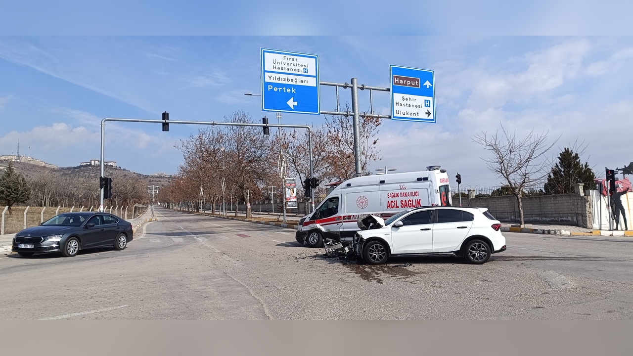 Elazığ'da Trafik Kazası: Ambulans ile Otomobil Çarpıştı, İki Kişi Yaralandı