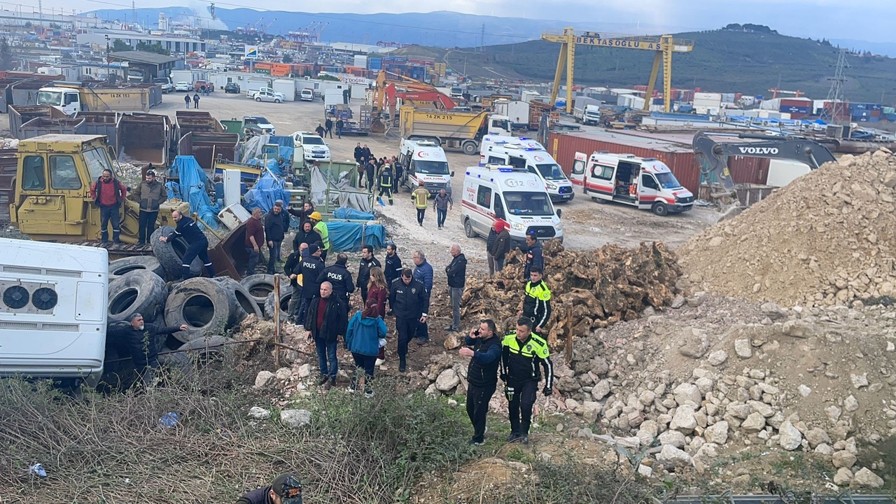 TIR Çarpması Sonucu İşçi Servis Otobüsü Devrildi: 10 Yaralı