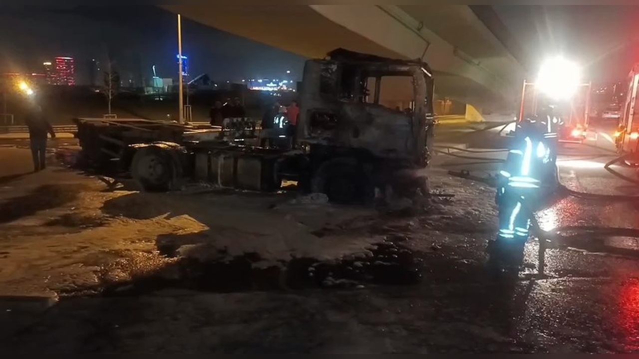 Beylikdüzü'nde Seyir Halindeki TIR Alev Alev Yandı