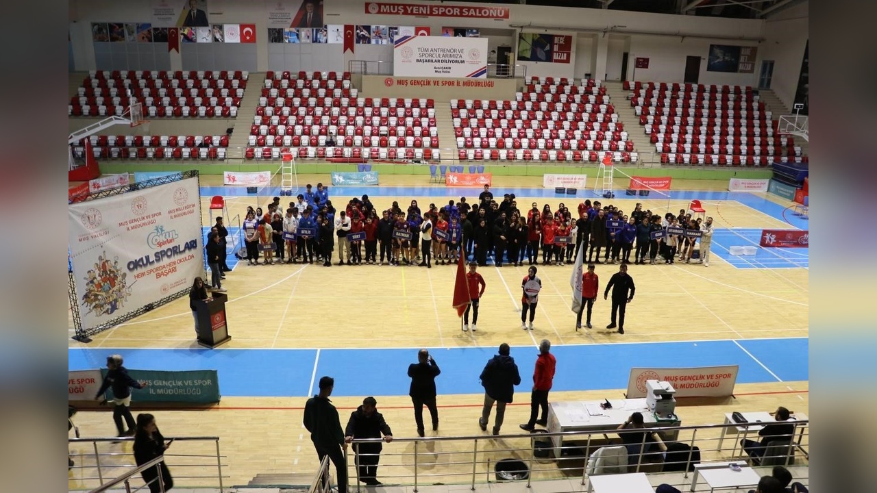 Muş'ta Badminton Heyecanı: Gençler Grup Müsabakaları Başladı