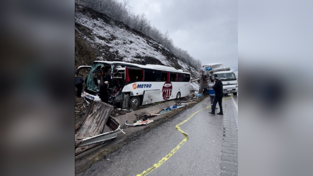 Samsun'da Feci Kaza: Yolcu Otobüsü Kamyona Çarptı