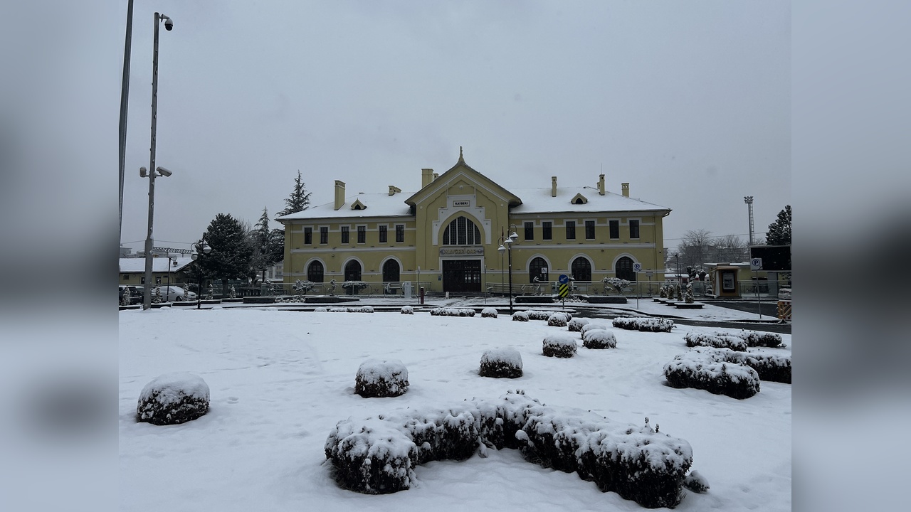 Kayseri'yi Beyaza Bürüyen Kar Yağışı Hayatı Olumsuz Etkiledi