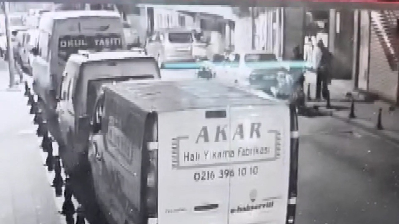 Pendik'te Motosiklet Hırsızlığı Güvenlik Kamerasında Kaydedildi