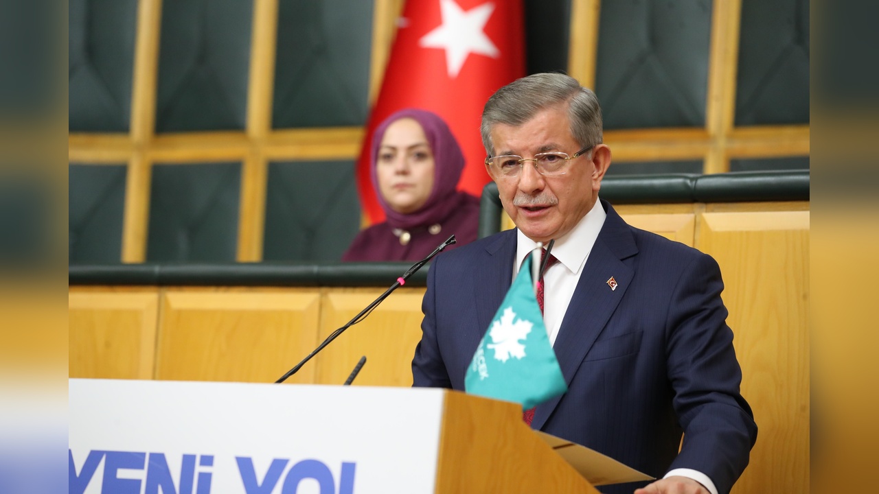 Davutoğlu, Deprem Sorumlularının Hesap Vermesi Gerektiğini Vurguladı