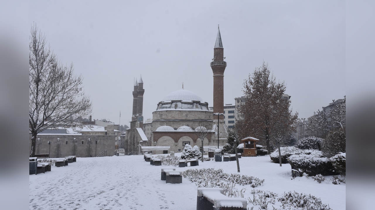 Sivas'ta Yoğun Kar Yağışı Hayatı Olumsuz Etkiliyor