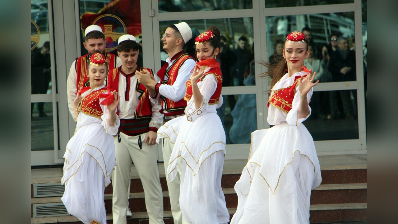Edirne'de Balkan Halk Oyunları Coşkusu