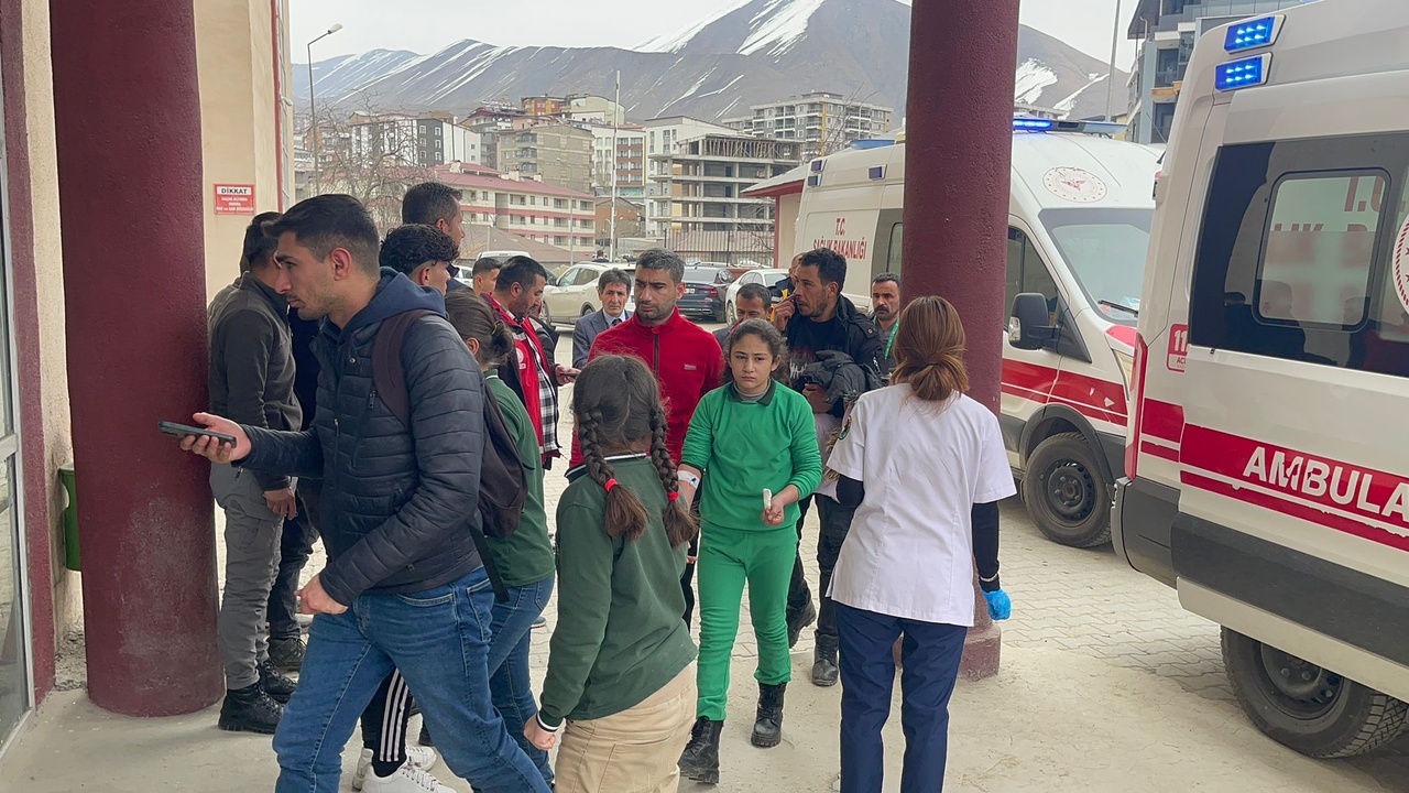 Hakkari'de Gıda Zehirlenmesi Şüphesi: 34 Öğrenci Hastaneye Kaldırıldı
