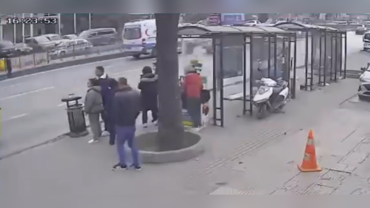 Fatih'te SMA'lı Çocuk İçin Yardım Kutusunu Çalan Şahıs Darbedildi