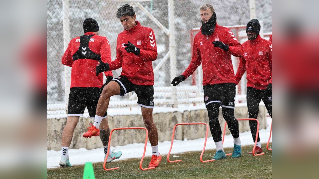 Sivasspor, Kar Yağışında Beşiktaş Maçına Hazırlanıyor