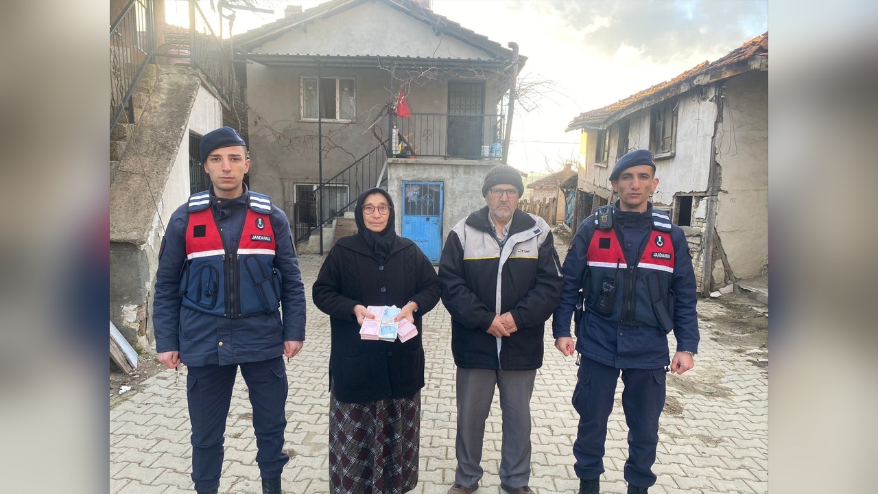 Dolandırıcı, Kendini Polis Olarak Tanıtarak Kadını 181 Bin TL'den Etti