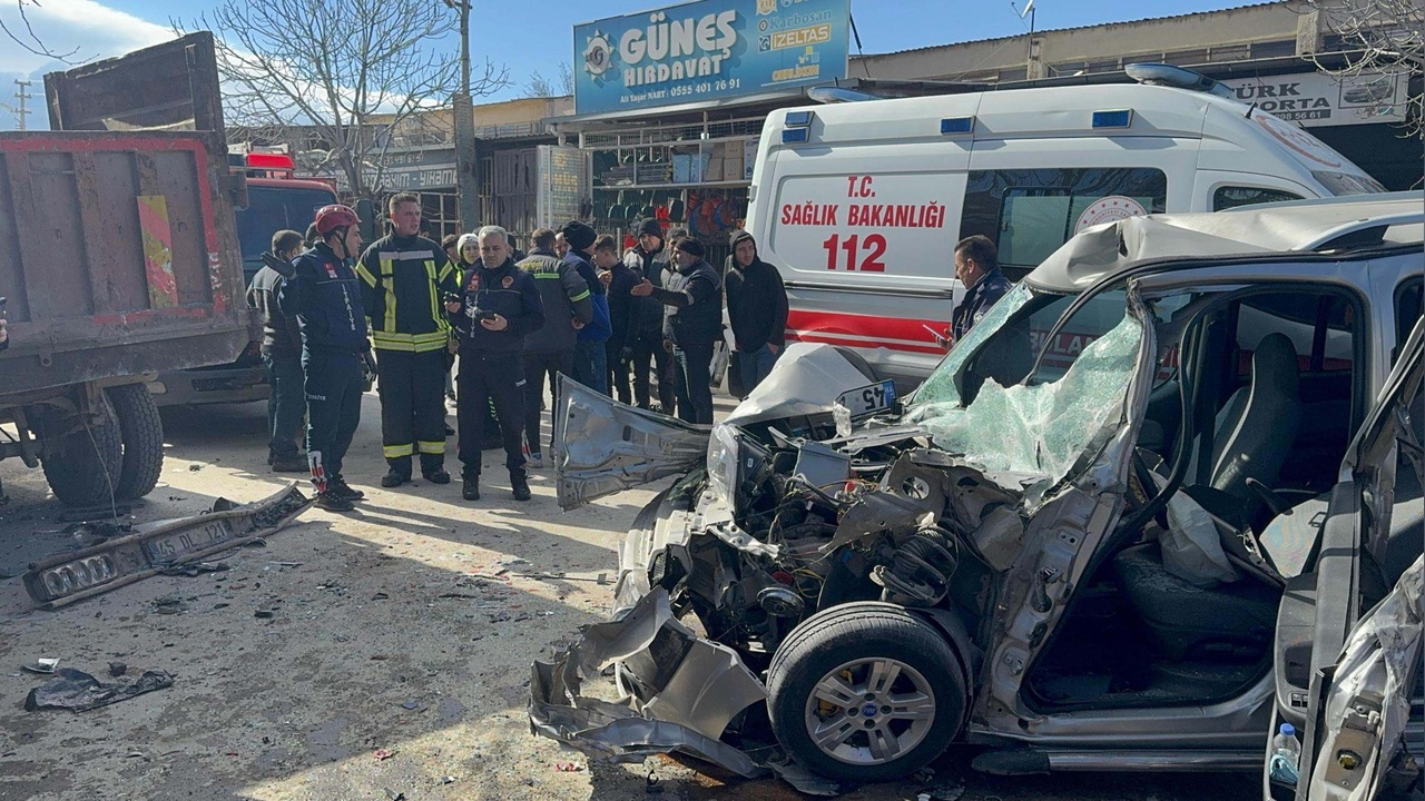 Park Halindeki Kamyona Çarpan Hafif Ticari Araçta Yaralılar Var