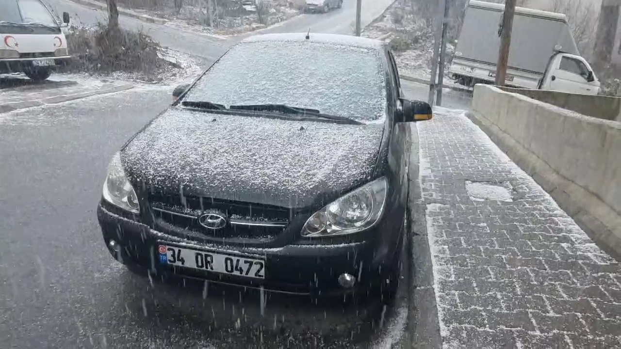 İstanbul'u Beyaza Bürüyen Kar Yağışı Hayatı Olumsuz Etkiliyor