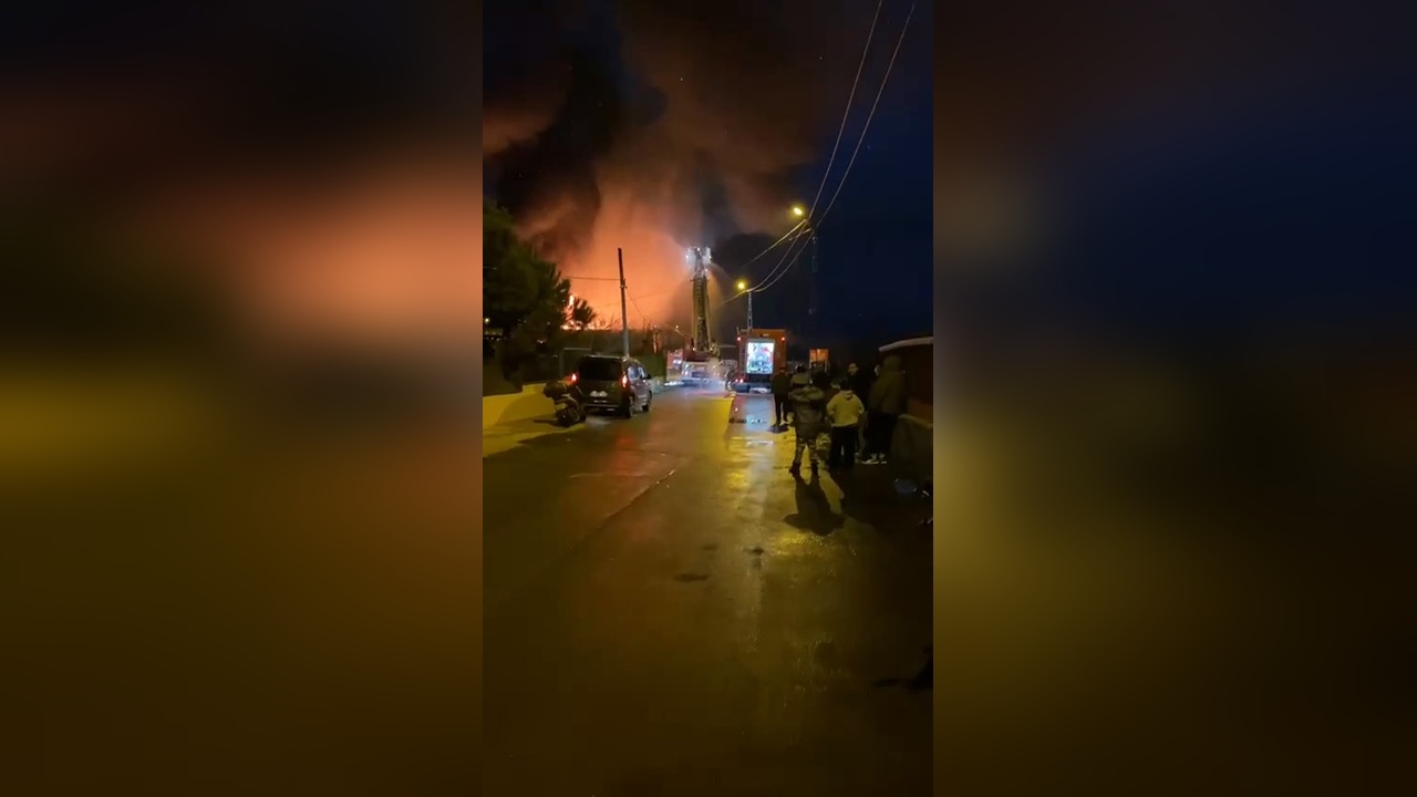 Sultangazi'de Gecekondu Yangını İş Yerine Sıçradı