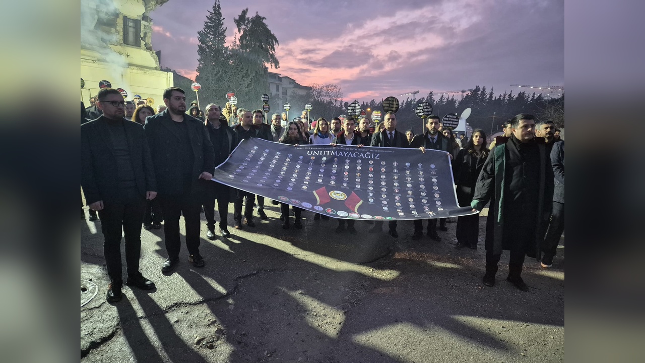 Hatay Barosu, Depremde Hayatını Kaybeden Meslektaşlarını Anmak İçin Yürüdü