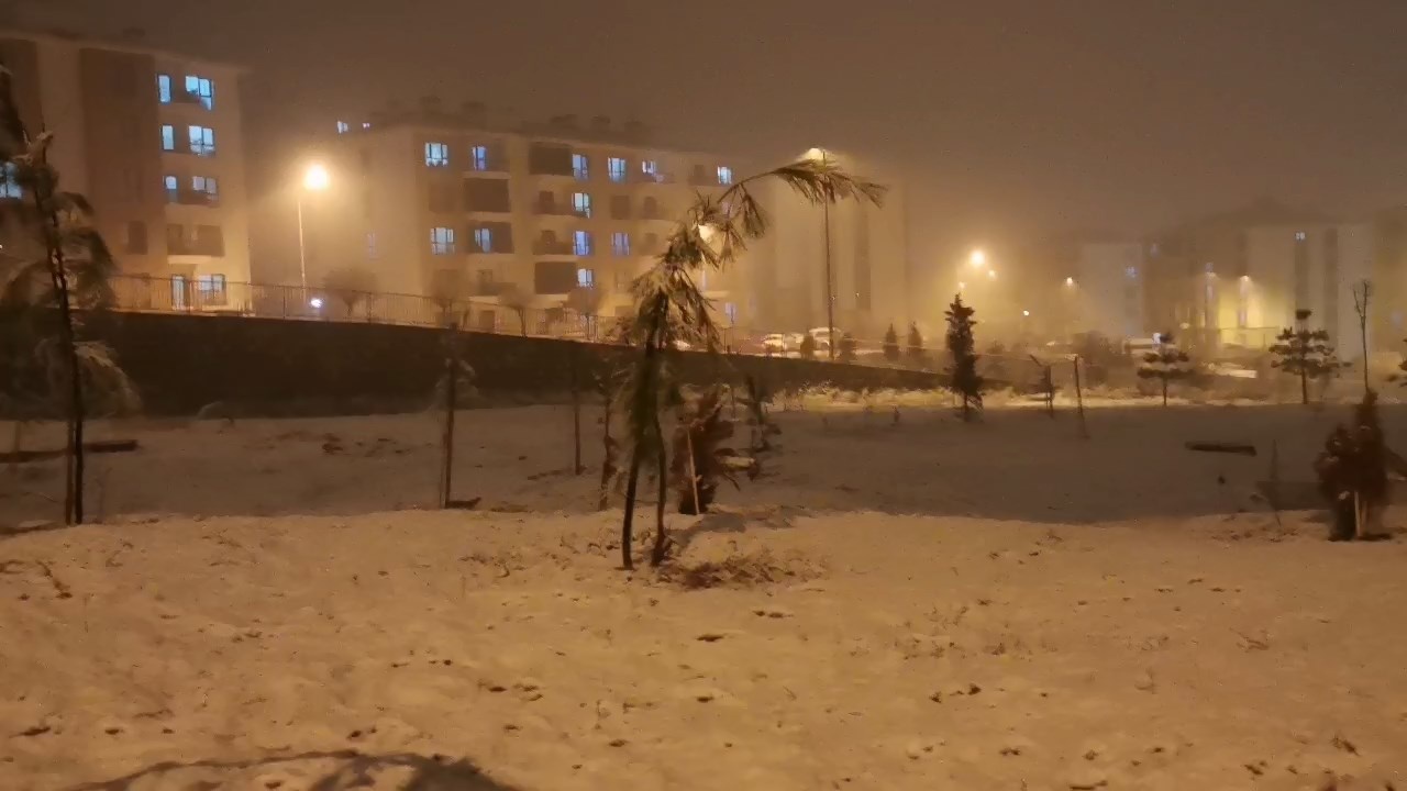 Elazığ'ı Beyaza Bürüyen Kar Yağışı Hayatı Olumsuz Etkiledi