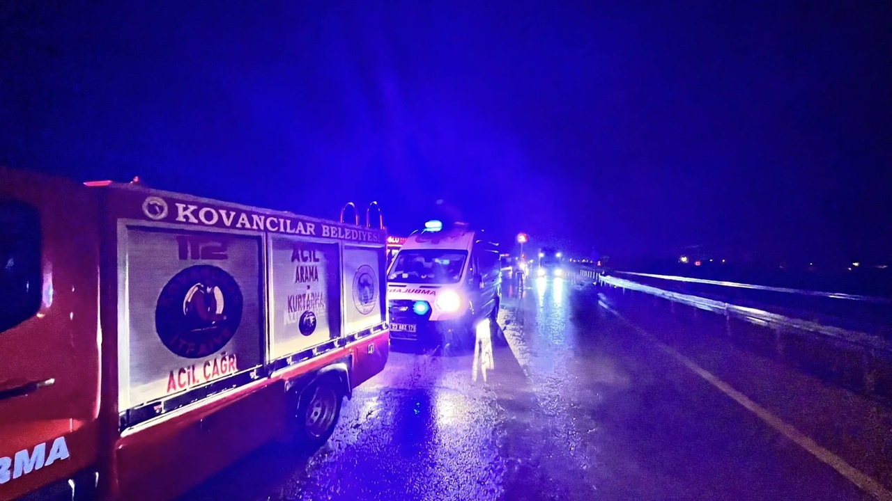 Elazığ'da Otomobil Bariyere Çarptı: 4 Yaralı