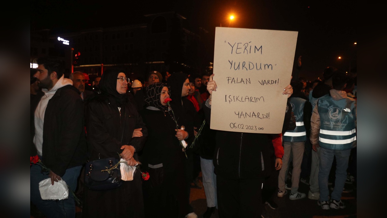 Adıyaman'da Depremde Hayatını Kaybedenler İçin Sessiz Yürüyüş Düzenlendi