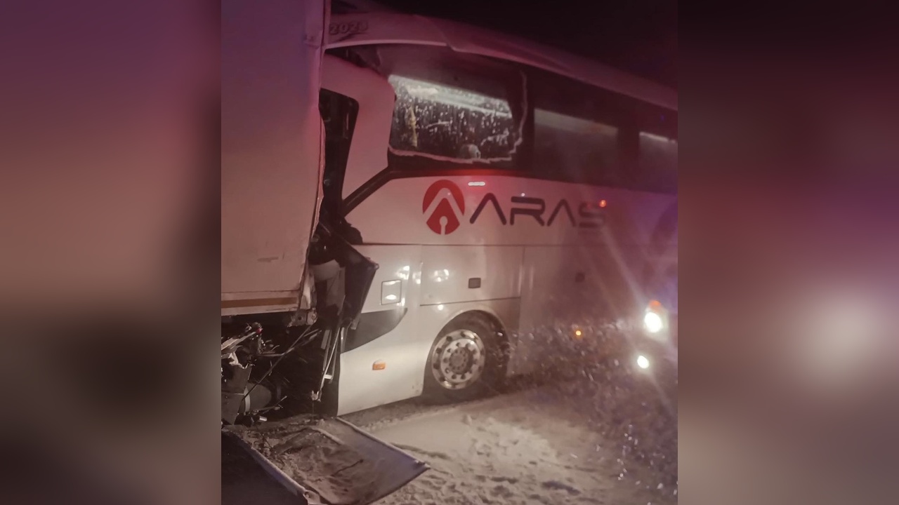 Sivas'ta Otobüs Kazası: Bir Kişi Hayatını Kaybetti, On Üç Yaralı