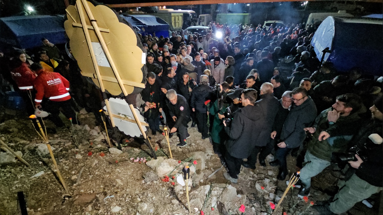 Alpargün Apartmanı'nda Deprem Kurbanları Anıldı
