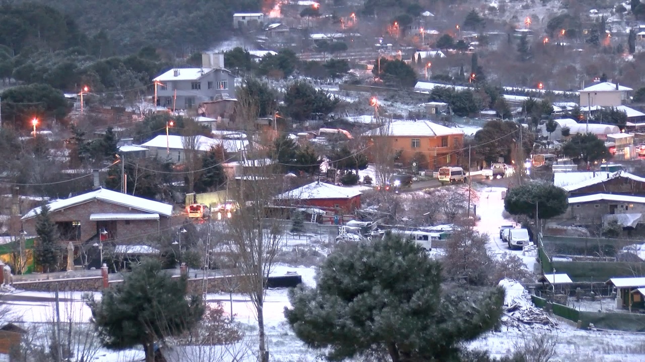 Kartal Aydos'ta Kar Yağışı Çatılara Beyaz Bir Tabaka Oluşturdu