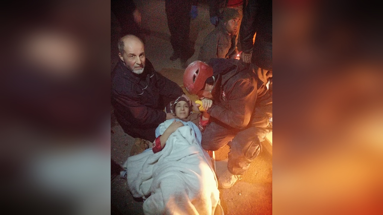 Enkaz Altında Kızını Unutan Öğretmenin Kahramanlığı