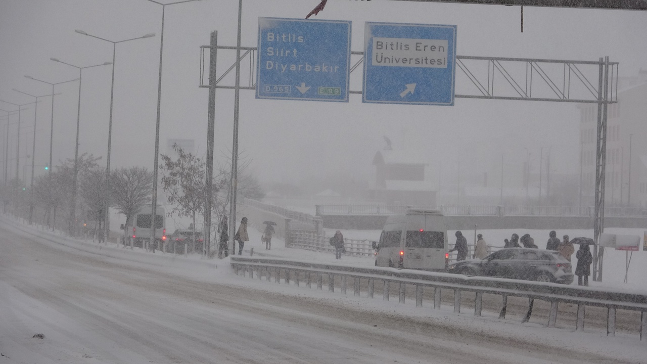 Bitlis'te 111 Köy ve Mezra Yolu Ulaşıma Kapandı