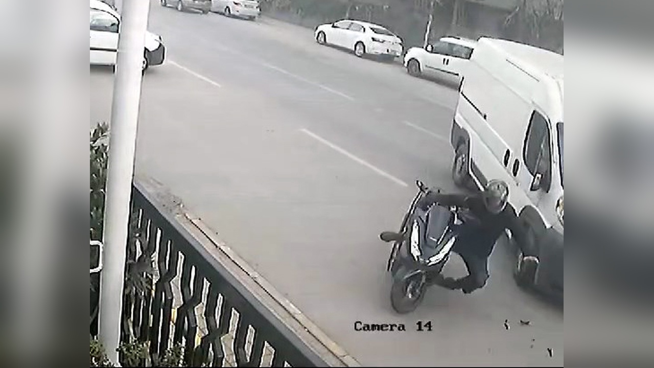 Avcılar'da Motosiklet Kazası Güvenlik Kamerasına Yansıdı