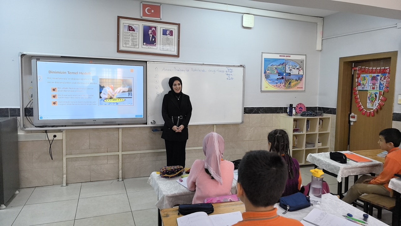 Melike Öğretmen İlk Görev Yerinde Sınıf Arkadaşlarıyla Buluştu