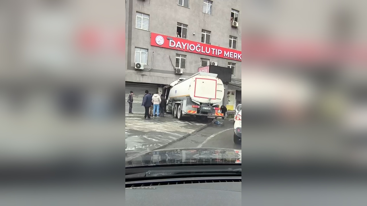 Başakşehir'de Su Tankeri Tıp Merkezine Girdi