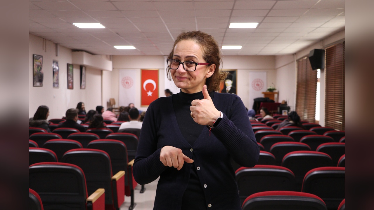 Depremzede Öğretmen, İki Yıl Aradan Sonra İşaret Dili Eğitimi Vermeye Başladı