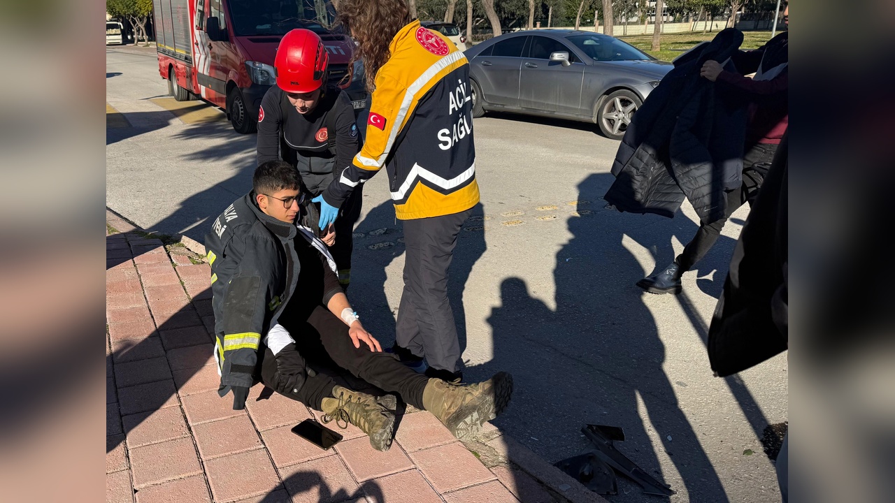İtfaiyeciden Örnek Davranış: Kazazedeye Montunu Verdi