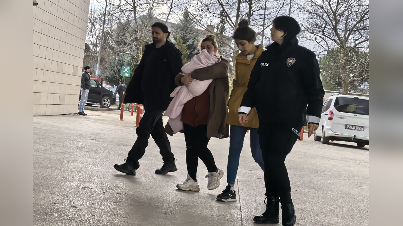 Kucağında Bebekle Hırsızlık Şüphesi: İki Kişi Dairede Yakalandı