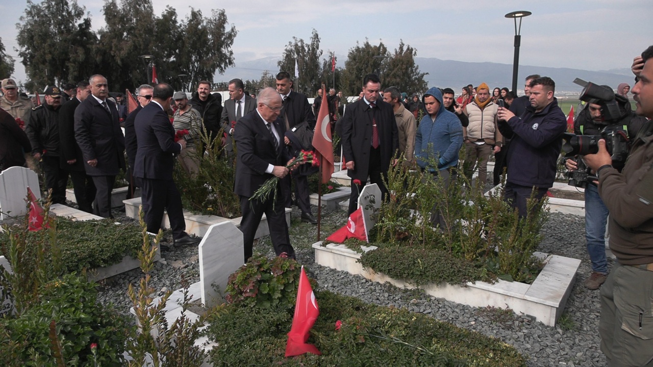 Hatay'da Deprem Yıldönümünde Mezarlıklar Ziyaretçi Akınına Uğradı