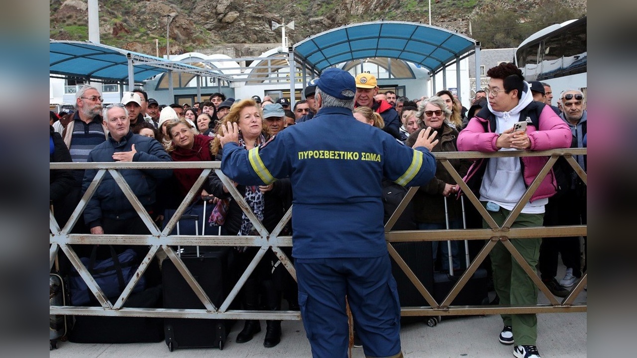 Santorini Adası'nda Deprem Korkusu: 11 Bin Kişi Tahliye Edildi