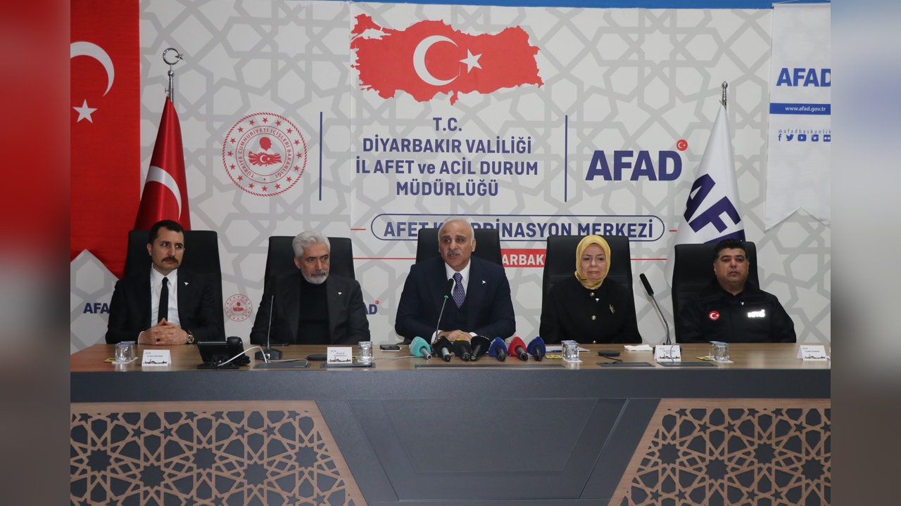 Diyarbakır'da Depremde Hayatını Kaybedenler Anıldı