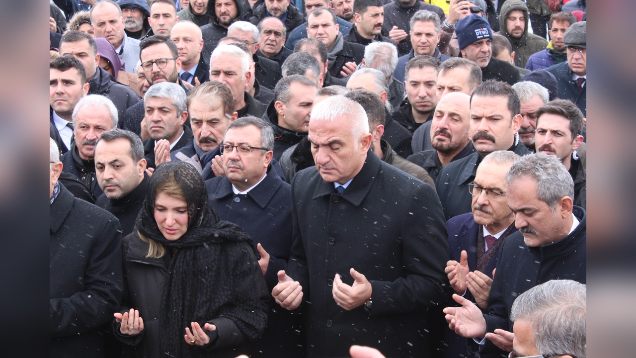 Bakan Ersoy, Deprem Şehitliği'ni Ziyaret Etti