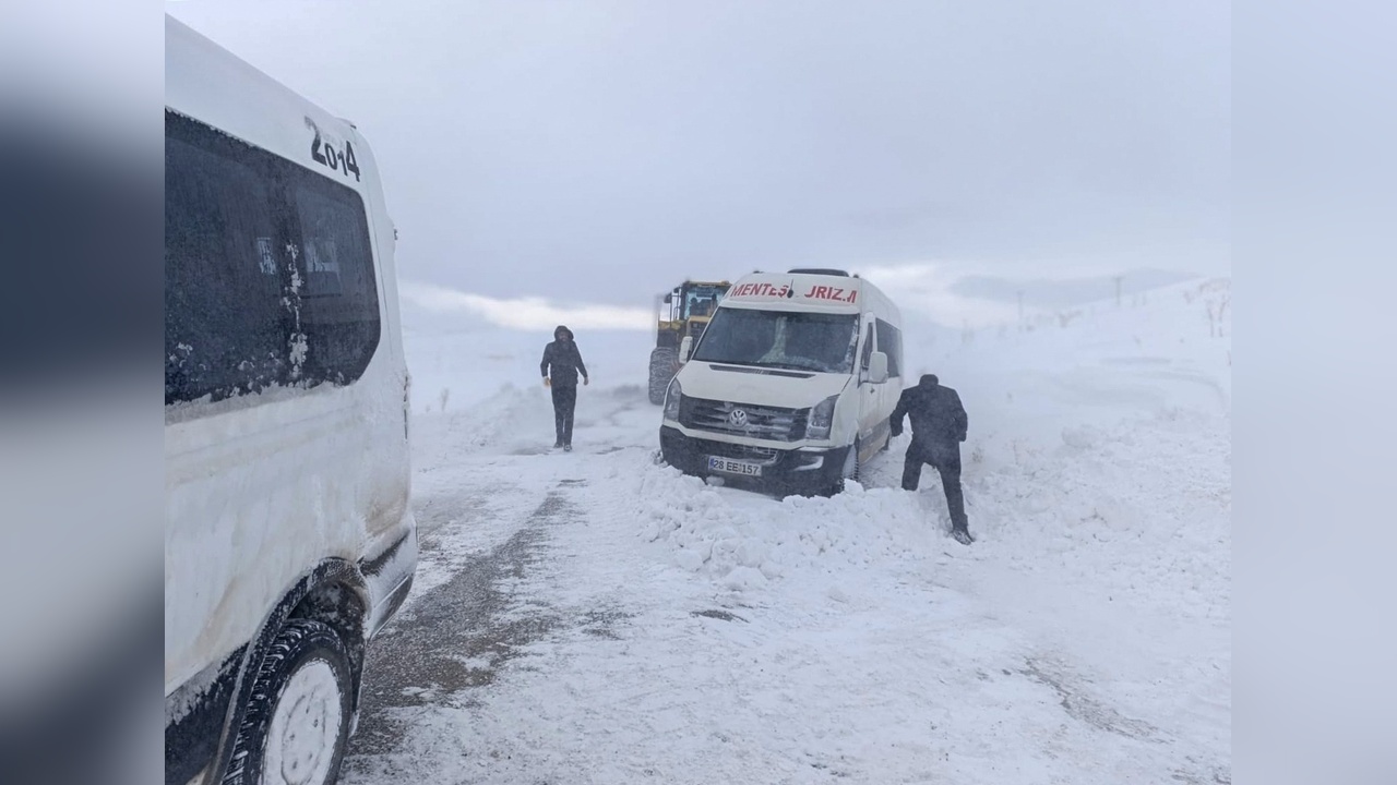 Van'da Yoğun Kar Yağışı Ulaşımı Olumsuz Etkiledi