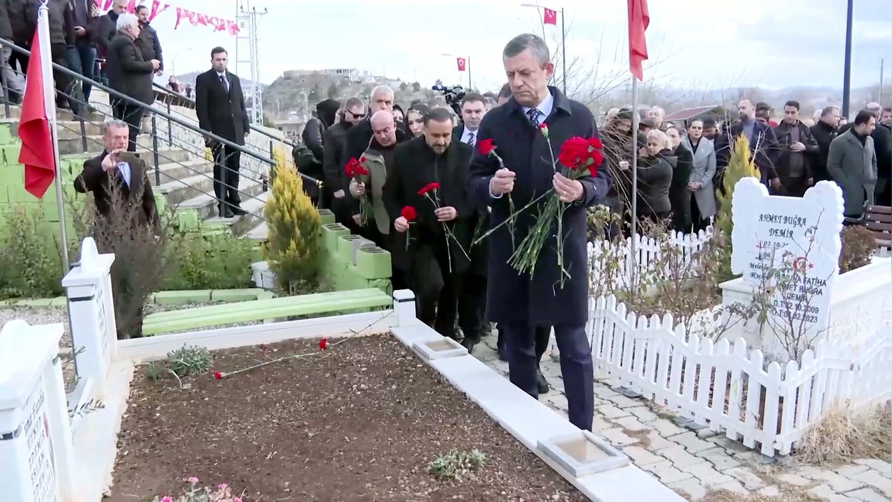 Özgür Özel, Deprem Şehitliği'ni Ziyaret Etti