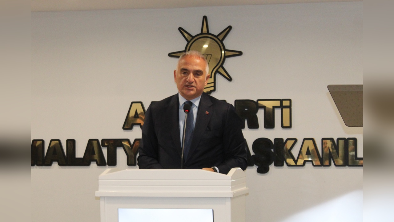 Bakan Ersoy, Deprem Şehitliği'ni Ziyaret Etti