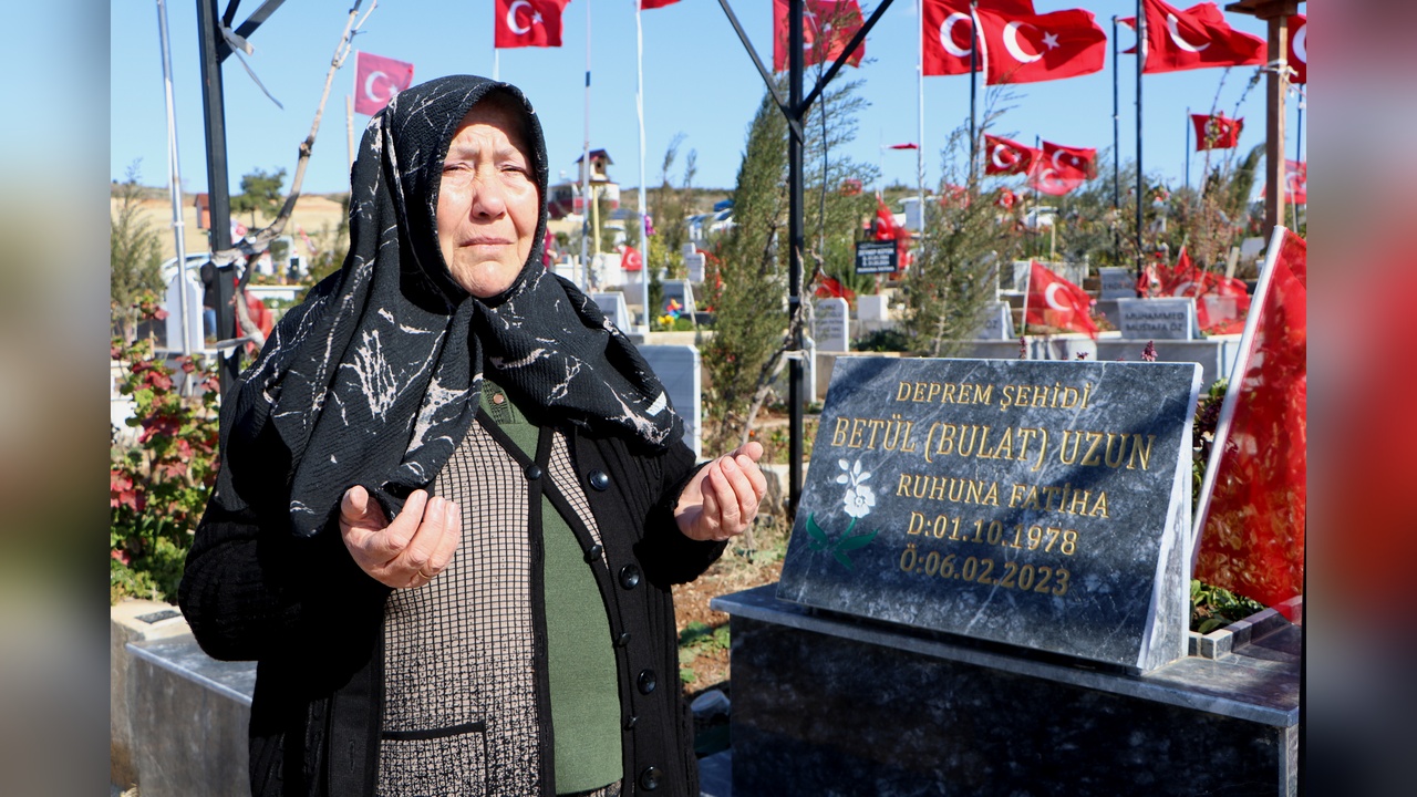 Adana'daki Deprem Şehitliği'nde Duygusal Anlar Yaşandı